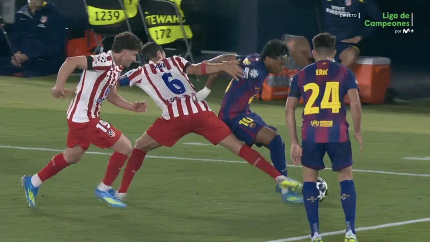 Entrada de Koke sobre Lamine Yamal Entrada de Koke sobre Lamine Yamal
