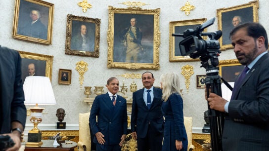 El primer ministro de Pakist&aacute;n, Muhammad Shehbaz Sharif (izquierda), y el general Syed Asim Munir esperando su reuni&oacute;n con Donald Trump
