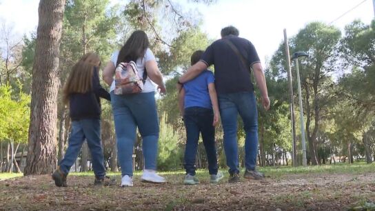 Noah junto a su familia.