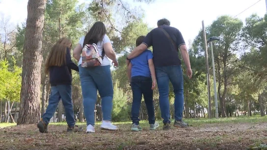 Noah junto a su familia. Noah junto a su familia.