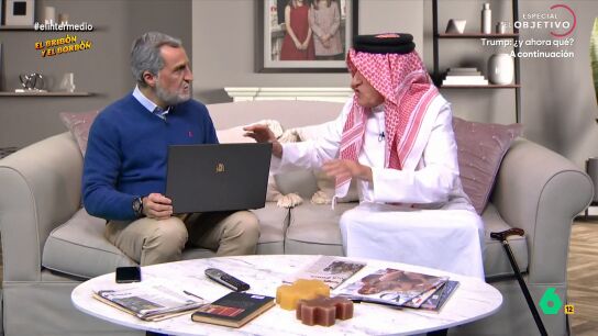 Ra&uacute;l P&eacute;rez y el Gran Wyoming se convierten en el rey y su padre. El 'em&eacute;rito' sorprende a su hijo haciendo la declaraci&oacute;n en su ordenador y, por ese motivo, se ofrece a contarle sus "truquitos" para pagar menos. 