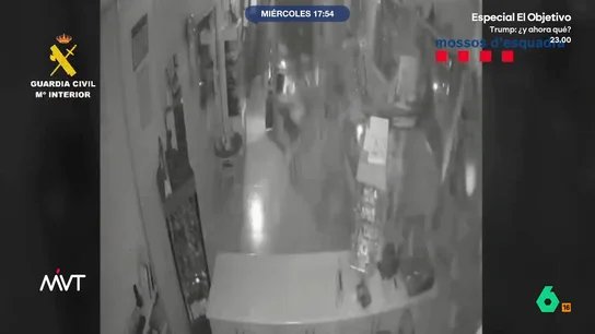 Cae una banda de aluniceros: se les atribuyen 27 golpes y el robo de más de un millón de euros en joyas La banda llevaba a cabo un robo cada seis días. Estos se producían por toda España. Como explica Leo Álvarez, un hombre, que tenía un establecimiento de compra y venta de oro en Toledo, era el que compraba esas joyas robadas.