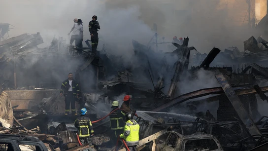 Equipos de rescate trabajan en el lugar de un ataque israelí en Beirut, Líbano, el 8 de abril de 2026. Equipos de rescate trabajan en el lugar de un ataque israelí en Beirut, Líbano, el 8 de abril de 2026.