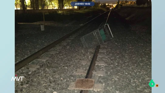 Cuatro menores han sido detenidos por colocar objetos en una vía de tren para provocar un descarrilamiento en Elche Los jovenes colocaron sobre la vía un carrito de la compra, una piedra de grandes dimensiones y una tapa de alcantarilla. Una persona les vio en plena fechoría y avisó a la Policía Local.