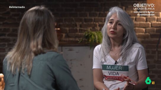 La activista explica que los iran&iacute;es est&aacute;n viviendo bajo las balas del r&eacute;gimen iran&iacute; y, adem&aacute;s, sufriendo los bombardeos de EEUU e Israel. Adem&aacute;s, se&ntilde;ala que los bombardeos est&aacute;n provocando que los ayatol&aacute;s est&eacute;n m&aacute;s unidos. 