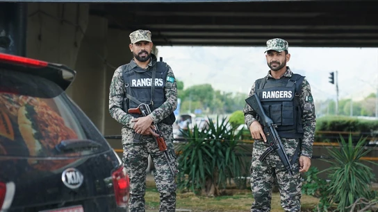 Guardias armados en una carretera de Islamabad, Pakistán. Guardias armados en una carretera de Islamabad, Pakistán.