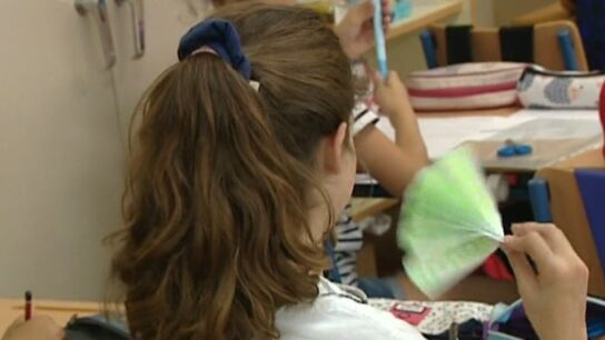 Imagen de una ni&ntilde;a en una clase.