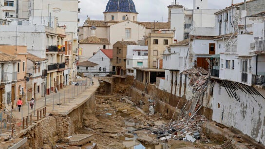 Imagen de archivo de una calle destrozada tras el paso de la DANA por Valencia