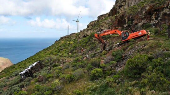 Un muerto y 27 heridos tras la caída de un autobús turístico por una ladera en La Gomera