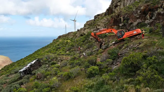 Un muerto y 27 heridos tras la caída de un autobús turístico por una ladera en La Gomera Un muerto y 27 heridos tras la caída de un autobús turístico por una ladera en La Gomera