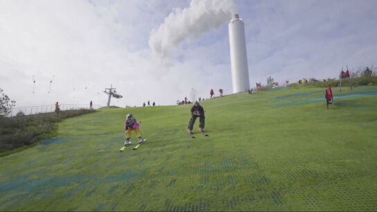 Esquiar sobre pistas verdes de nieve sint&eacute;tica