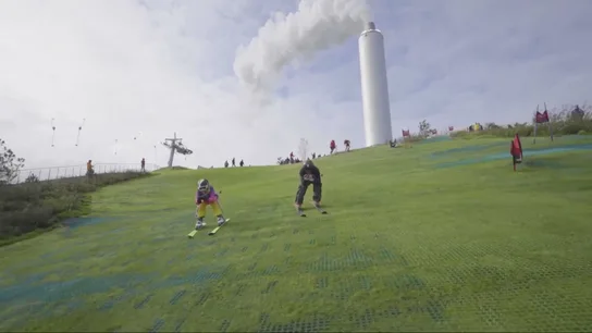 Esquiar sobre pistas verdes de nieve sintética Esquiar sobre pistas verdes de nieve sintética