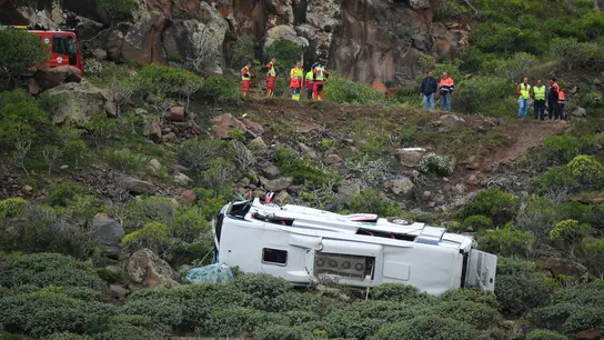 Un muerto y 27 heridos tras la caída de un autobús turístico por una ladera en La Gomera Un muerto y 27 heridos tras la caída de un autobús turístico por una ladera en La Gomera