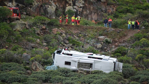 Un muerto y 27 heridos tras la ca&iacute;da de un autob&uacute;s tur&iacute;stico por una ladera en La Gomera