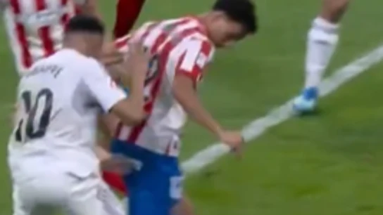 Vitor Reis y Kylian Mbappé Vitor Reis y Kylian Mbappé