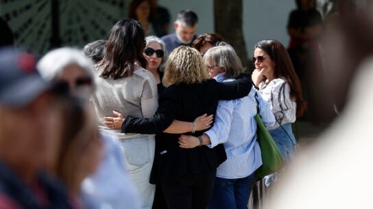 Familiares y amigos guardan un minuto de silencio este viernes en la Plaza Espa&ntilde;a del Ayuntamiento de Villanueva de la Ca&ntilde;ada/ EFE/ Rodrigo Jim&eacute;nez