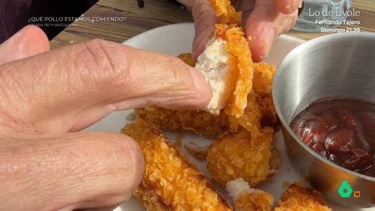 Equipo de Investigaci&oacute;n acompa&ntilde;a a David C&eacute;spedes, m&eacute;dico y especialista en salud p&uacute;blica, y analiza algunas piezas y hamburguesas del pollo frito que triunfa en los restaurantes por su rentabilidad.