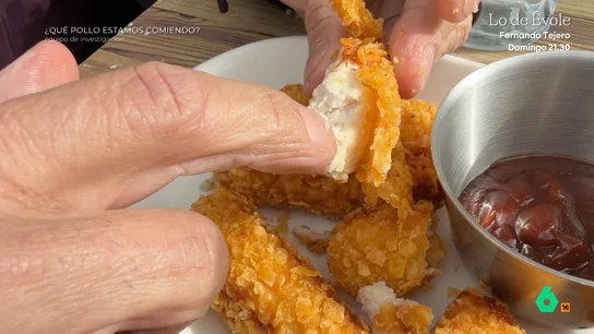 Un médico descubre la verdad tras el pollo 'crispy' que triunfa en la comida rápida Equipo de Investigación acompaña a David Céspedes, médico y especialista en salud pública, y analiza algunas piezas y hamburguesas del pollo frito que triunfa en los restaurantes por su rentabilidad.