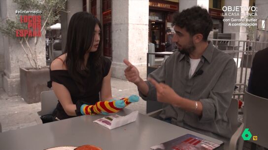 El reportero ha regalado a Kurum, una creadora de contenido coreana, unos calcetines muy particulares con un estampado con dos elementos que, como se&ntilde;ala Isma, "no casan excepto en los suvenires de la plaza Mayor". 