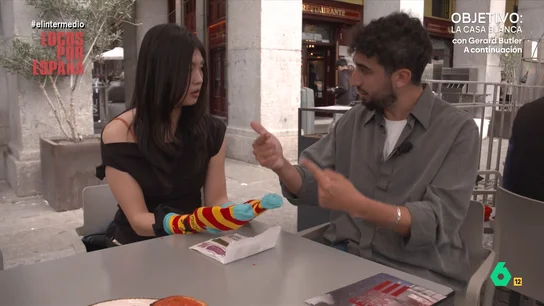 'Tomate Temato' rompe, sin querer, el regalo que le ha hecho Isma Juárez: "Con este tomatito son más únicos" El reportero ha regalado a Kurum, una creadora de contenido coreana, unos calcetines muy particulares con un estampado con dos elementos que, como señala Isma, "no casan excepto en los suvenires de la plaza Mayor".