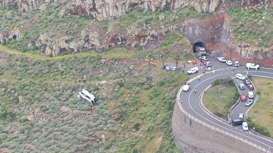 Una guagua se precipita por un barranco en la carretera GM-2 de La Gomera.