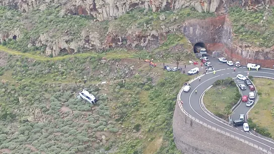 Una guagua se precipita por un barranco en la carretera GM-2 de La Gomera. Una guagua se precipita por un barranco en la carretera GM-2 de La Gomera.