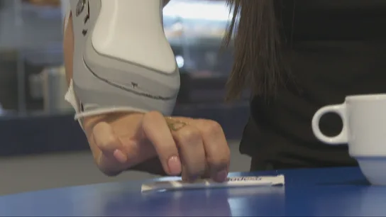 El brazalete de la Federación Española de Párkinson que simula los síntomas de la enfermedad: "El objetivo es ponerse en su piel". El brazalete de la Federación Española de Párkinson que simula los síntomas de la enfermedad: "El objetivo es ponerse en su piel".