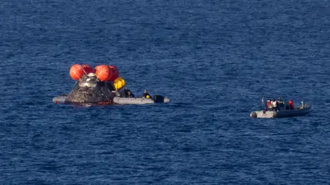 La tripulación de Artemis II regresa a la Tierra. La tripulación de Artemis II regresa a la Tierra.