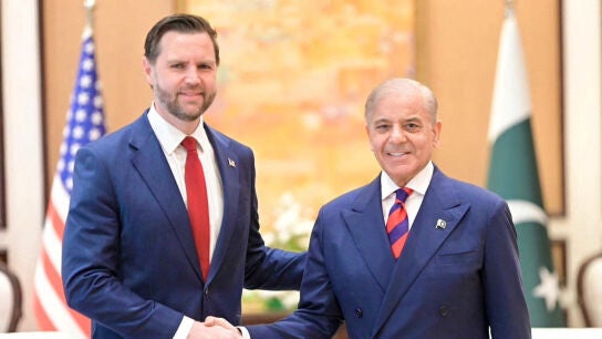 El primer ministro de Pakist&aacute;n, Shehbaz Sharif, estrecha la mano del vicepresidente de Estados Unidos, JD Vance, durante su reuni&oacute;n.