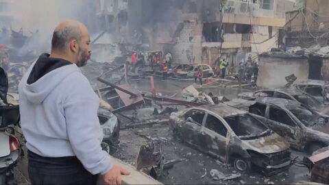 Un hombre observa la destrucci&oacute;n de la guerra en Oriente Medio