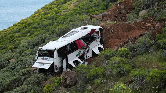 Estado en el que quedó la guagua accidentada de la Gomera, por el que una persona ha muerto y 27 han resultado heridas. Estado en el que quedó la guagua accidentada de la Gomera, por el que una persona ha muerto y 27 han resultado heridas.