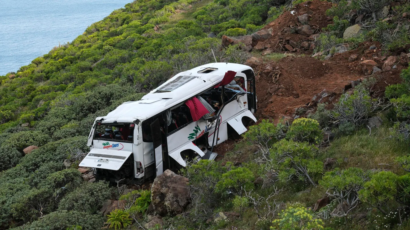 Estado en el que quedó la guagua accidentada de la Gomera, por el que una persona ha muerto y 27 han resultado heridas. Estado en el que quedó la guagua accidentada de la Gomera, por el que una persona ha muerto y 27 han resultado heridas.