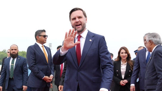 JD Vance, a su llegada a Islamabab, Pakist&aacute;n. 