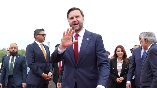 JD Vance, a su llegada a Islamabab, Pakistán. JD Vance, a su llegada a Islamabab, Pakistán.