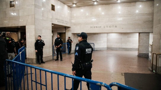 La Policía de Nueva York en la estación de Grand Central, donde ha tenido lugar un apuñalamiento múltiple.