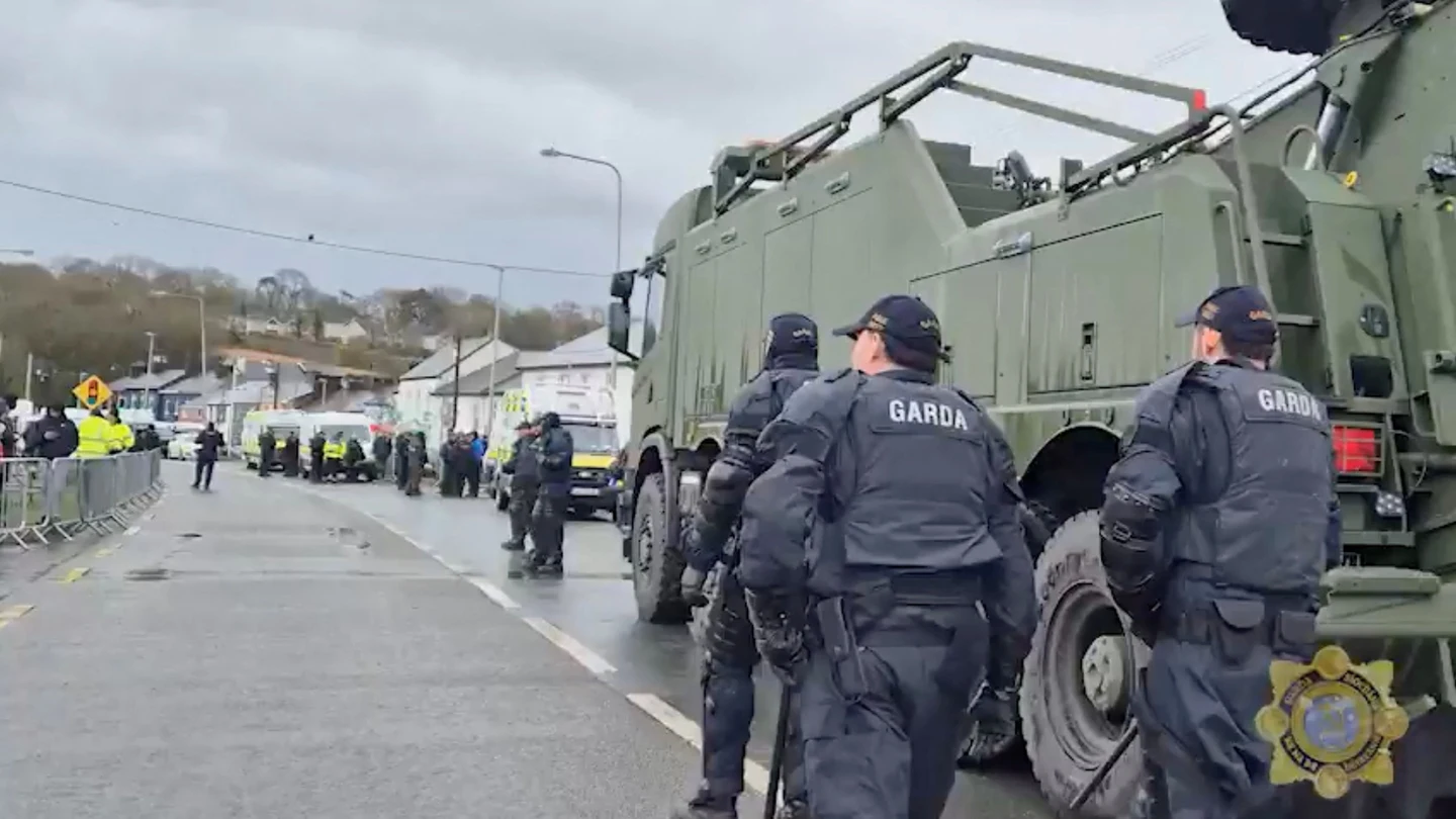 La policía irlandesa interviene para romper el bloqueo de la refinería de petróleo de Whitegate por parte de manifestantes. La policía irlandesa interviene para romper el bloqueo de la refinería de petróleo de Whitegate por parte de manifestantes.