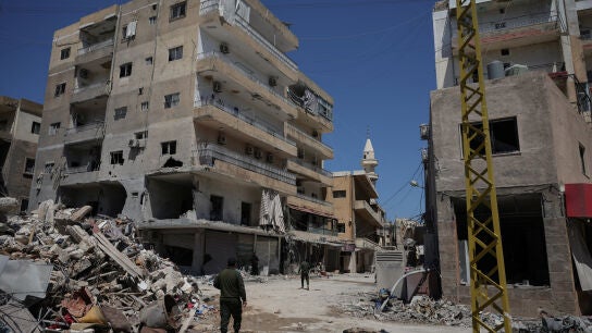 Un agente camina por una zona da&ntilde;ada durante los ataques israel&iacute;es en Tiro, al sur de L&iacute;bano.