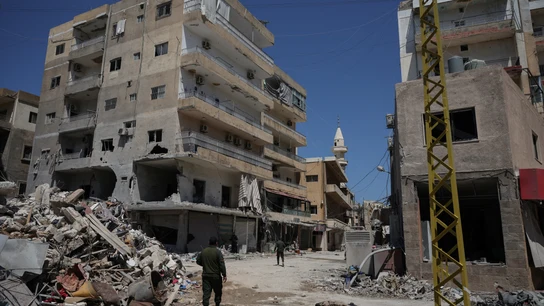 Un agente camina por una zona dañada durante los ataques israelíes en Tiro, al sur de Líbano. Un agente camina por una zona dañada durante los ataques israelíes en Tiro, al sur de Líbano.