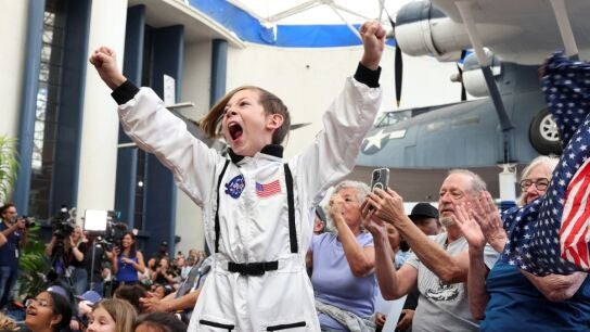 Personas celebrando en San Diego la reentrada de Artemis II a la Tierra