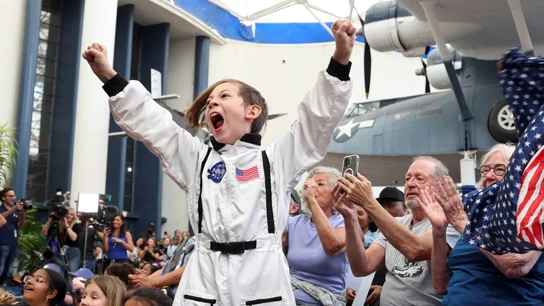 Personas celebrando en San Diego la reentrada de Artemis II a la Tierra Personas celebrando en San Diego la reentrada de Artemis II a la Tierra