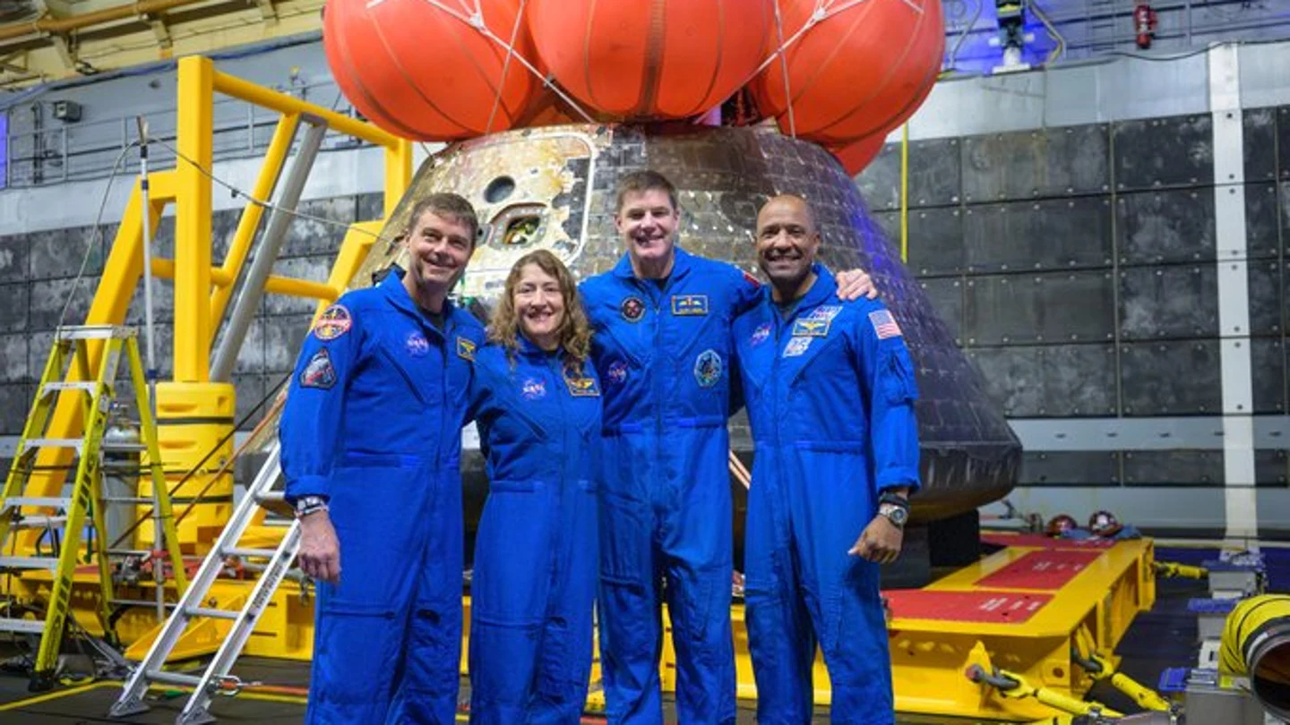 La primera imagen de los cuatro astronautas de Artemis II tras un amerizaje La primera imagen de los cuatro astronautas de Artemis II tras un amerizaje