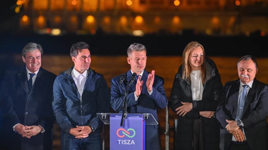 El presidente del opositor Partido Tisza, Peter Magyar, se dirige a sus seguidores después de que su partido obtuviera una aplastante victoria en las elecciones generales de Budapest, Hungría, el 12 de abril de 2026. El presidente del opositor Partido Tisza, Peter Magyar, se dirige a sus seguidores después de que su partido obtuviera una aplastante victoria en las elecciones generales de Budapest, Hungría, el 12 de abril de 2026.