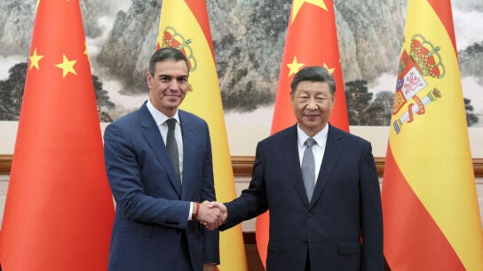 El presidente chino Xi Jinping y el presidente espa&ntilde;ol Pedro S&aacute;nchez se dan la mano antes de su reuni&oacute;n en Pek&iacute;n, en una imagen de archivo