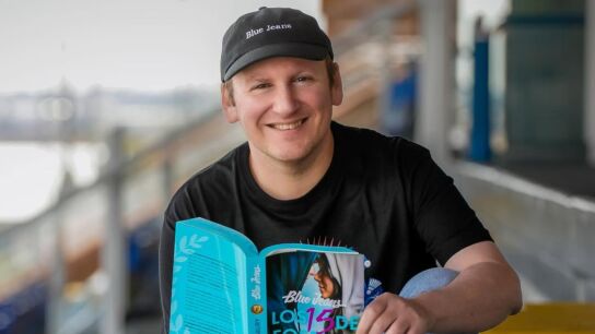 Blue Jeans con su &uacute;ltimo libro, 'Los 15 de Fosbury'