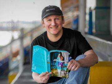 Blue Jeans con su &uacute;ltimo libro, 'Los 15 de Fosbury'