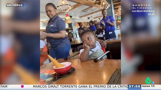 La divertida reacción de un bebé al que parece no gustarle el día de su cumpleaños La divertida reacción de un bebé al que parece no gustarle el día de su cumpleaños