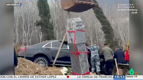 Un hombre pide ser enterrado dentro de su Mercedes para cumplir su última voluntad Un hombre pide ser enterrado dentro de su Mercedes para cumplir su última voluntad