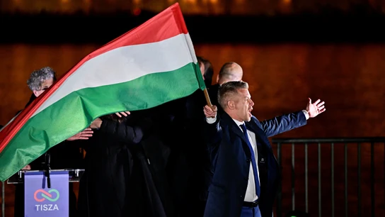 Magyar, líder del partido opositor Tisza, sostiene una bandera tras conocerse los resultados Magyar, líder del partido opositor Tisza, sostiene una bandera tras conocerse los resultados
