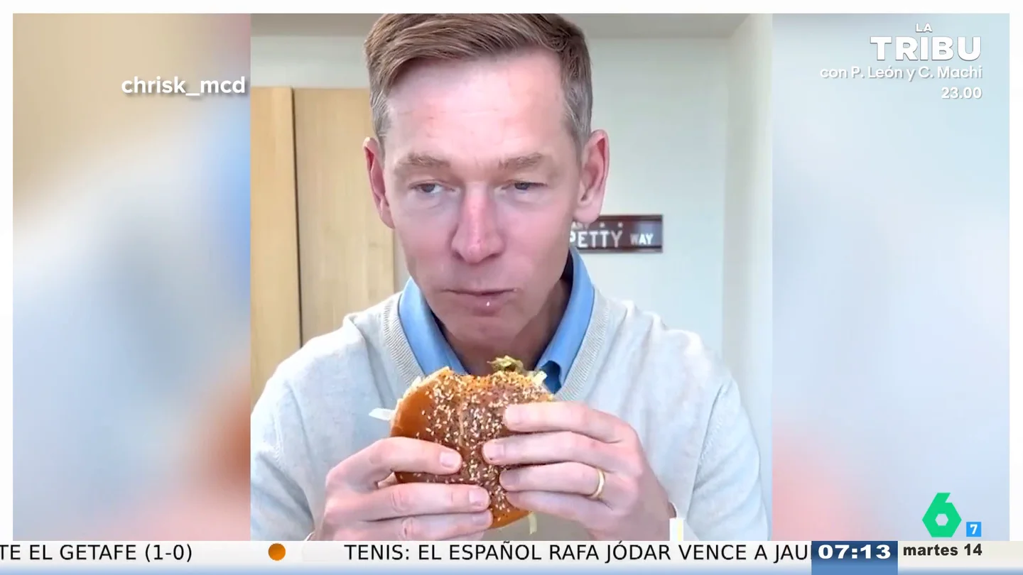 "¿Es vegetariano?": el CEO de McDonald's desata las burlas por su forma de promocionar su nueva hamburguesa... con un mordisquito "¿Es vegetariano?": el CEO de McDonald's desata las burlas por su forma de promocionar su nueva hamburguesa... con un mordisquito