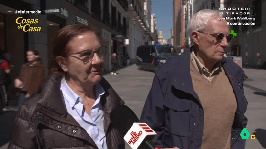 Una mujer pone en evidencia a su marido tras decir que se reparten las lavadoras: "La pongo yo el 90% de las veces" El Intermedio sale a la calle para preguntar a los españoles por la lavadora. ¿Cada cuánto la ponen? ¿Han llegado a tener tanta ropa sucia que no tenían qué ponerse? ¿Se les destiñe la ropa? Sus respuestas, en este vídeo.